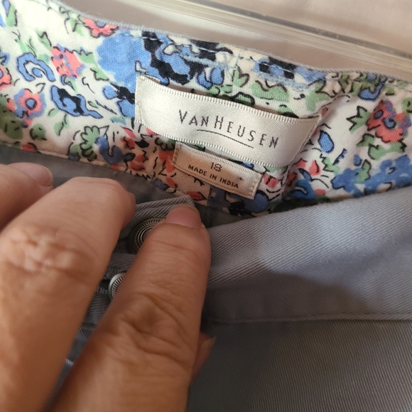 2 Pair Van Heusen straight fit Capris size 18 one blue and one khaki pair - Picture 3 of 13